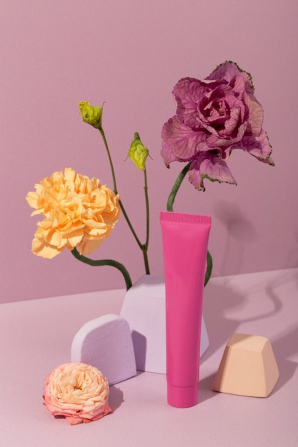 高角度奶油容器和鲜花